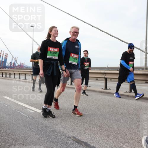 03.10.2025 - Köhlbrandbrückenlauf Lena Gebhardt http://msf.ph/oto/9129939 03.10.2025 16:04:43 Position 2 7998, 7997 meine-sportfotos.de