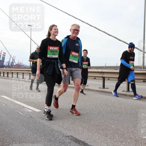 03.10.2025 - Köhlbrandbrückenlauf Lena Gebhardt http://msf.ph/oto/9129944 03.10.2025 16:04:43 Position 2 7998, 7997 meine-sportfotos.de