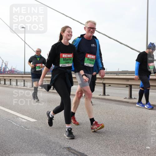 03.10.2025 - Köhlbrandbrückenlauf Lena Gebhardt http://msf.ph/oto/9129947 03.10.2025 16:04:43 Position 2 7998, 7997 meine-sportfotos.de