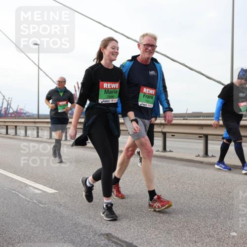 03.10.2025 - Köhlbrandbrückenlauf Lena Gebhardt http://msf.ph/oto/9129951 03.10.2025 16:04:43 Position 2 7998, 7997 meine-sportfotos.de