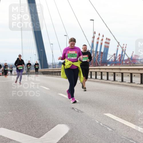 03.10.2025 - Köhlbrandbrückenlauf Lena Gebhardt http://msf.ph/oto/9129965 03.10.2025 16:04:48 Position 2 7942 meine-sportfotos.de