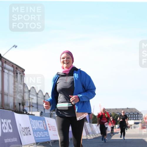 03.10.2025 - Köhlbrandbrückenlauf Jannik Wohlers http://msf.ph/oto/9129983 03.10.2025 13:45:45 Ziel 5184, 5860, 6029 meine-sportfotos.de
