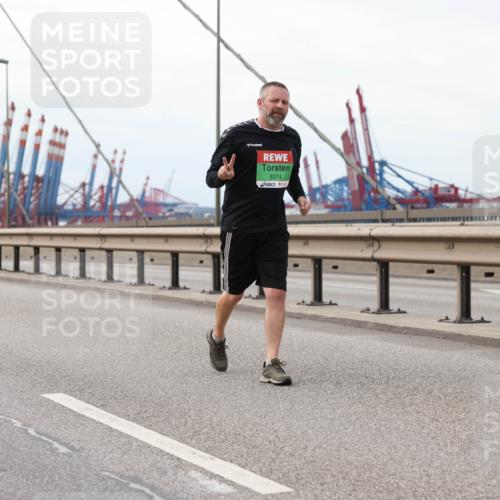 03.10.2025 - Köhlbrandbrückenlauf Lena Gebhardt http://msf.ph/oto/9129991 03.10.2025 16:04:51 Position 2 8374 meine-sportfotos.de