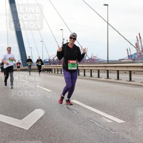 03.10.2025 - Köhlbrandbrückenlauf Lena Gebhardt http://msf.ph/oto/9130013 03.10.2025 16:04:56 Position 2 8896 meine-sportfotos.de