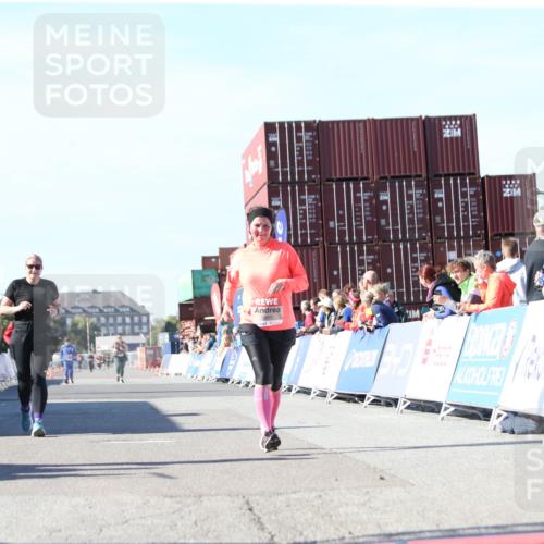 03.10.2025 - Köhlbrandbrückenlauf Jannik Wohlers http://msf.ph/oto/9130015 03.10.2025 13:45:49 Ziel 5184, 5375, 5376, 5860, 6029 meine-sportfotos.de