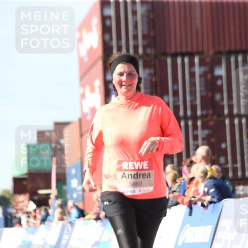 03.10.2025 - Köhlbrandbrückenlauf Jannik Wohlers http://msf.ph/oto/9130020 03.10.2025 13:45:50 Ziel 5184, 5375, 5376, 5860, 6029 meine-sportfotos.de