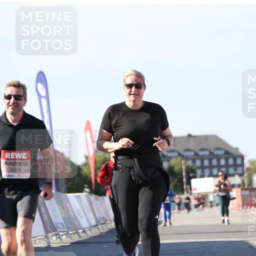 03.10.2025 - Köhlbrandbrückenlauf Jannik Wohlers http://msf.ph/oto/9130022 03.10.2025 13:45:51 Ziel 5184, 5375, 5376, 5860, 6029 meine-sportfotos.de
