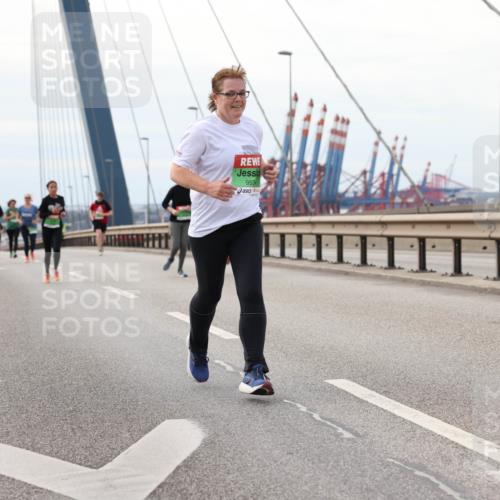 03.10.2025 - Köhlbrandbrückenlauf Lena Gebhardt http://msf.ph/oto/9130023 03.10.2025 16:04:58 Position 2 9534 meine-sportfotos.de