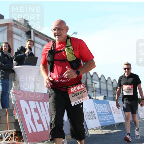 03.10.2025 - Köhlbrandbrückenlauf Jannik Wohlers http://msf.ph/oto/9130033 03.10.2025 13:45:52 Ziel 5184, 5375, 5376, 5860, 6029 meine-sportfotos.de