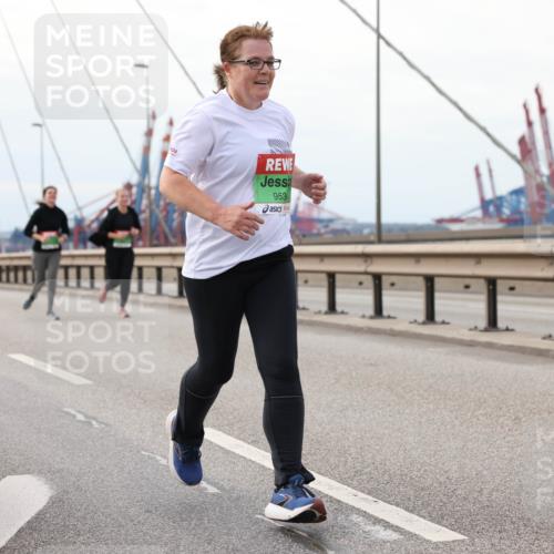 03.10.2025 - Köhlbrandbrückenlauf Lena Gebhardt http://msf.ph/oto/9130037 03.10.2025 16:04:58 Position 2 953 meine-sportfotos.de