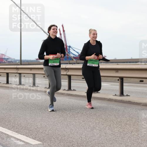 03.10.2025 - Köhlbrandbrückenlauf Lena Gebhardt http://msf.ph/oto/9130040 03.10.2025 16:05:03 Position 2 9432, 8515, 8527 meine-sportfotos.de