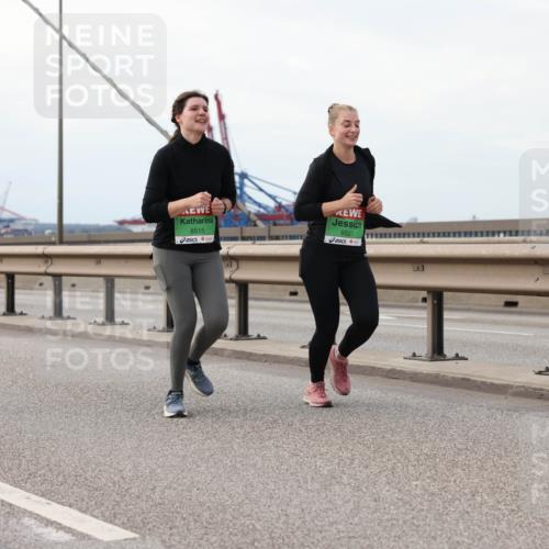 03.10.2025 - Köhlbrandbrückenlauf Lena Gebhardt http://msf.ph/oto/9130045 03.10.2025 16:05:03 Position 2 9432, 8515, 8527 meine-sportfotos.de