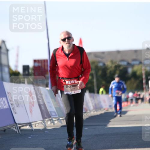 03.10.2025 - Köhlbrandbrückenlauf Jannik Wohlers http://msf.ph/oto/9130046 03.10.2025 13:45:56 Ziel 5327, 5375, 5376, 5860, 6029 meine-sportfotos.de