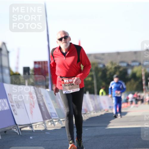 03.10.2025 - Köhlbrandbrückenlauf Jannik Wohlers http://msf.ph/oto/9130048 03.10.2025 13:45:56 Ziel 5327, 5375, 5376, 5860, 6029 meine-sportfotos.de