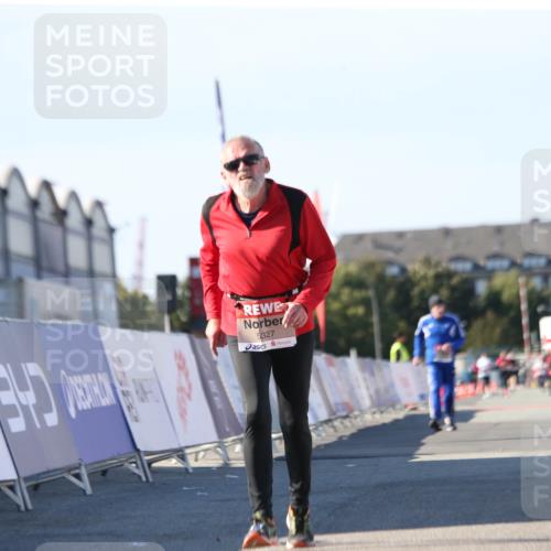 03.10.2025 - Köhlbrandbrückenlauf Jannik Wohlers http://msf.ph/oto/9130051 03.10.2025 13:45:57 Ziel 5327, 5375, 5376, 5860, 6029 meine-sportfotos.de