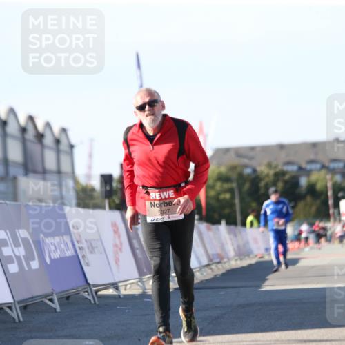 03.10.2025 - Köhlbrandbrückenlauf Jannik Wohlers http://msf.ph/oto/9130054 03.10.2025 13:45:57 Ziel 5327, 5375, 5376, 5860, 6029 meine-sportfotos.de
