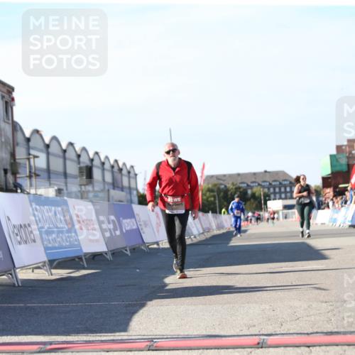 03.10.2025 - Köhlbrandbrückenlauf Jannik Wohlers http://msf.ph/oto/9130056 03.10.2025 13:45:57 Ziel 5327, 5375, 5376, 5860, 6029 meine-sportfotos.de