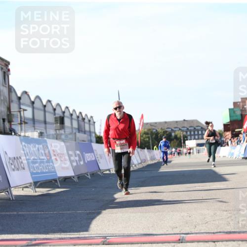 03.10.2025 - Köhlbrandbrückenlauf Jannik Wohlers http://msf.ph/oto/9130059 03.10.2025 13:45:58 Ziel 4572, 5327, 5375, 5376, 5860, 6029 meine-sportfotos.de