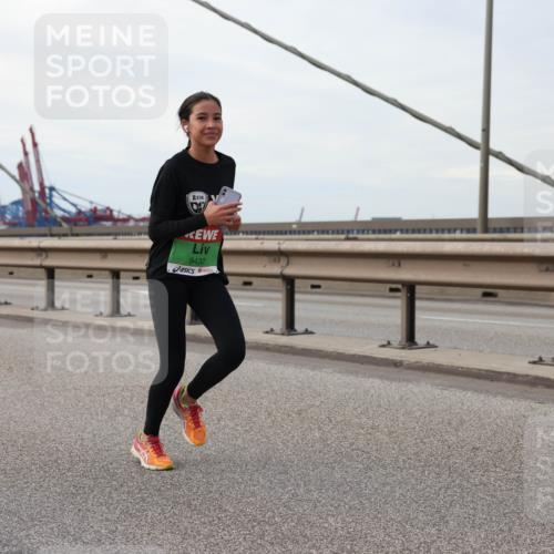 03.10.2025 - Köhlbrandbrückenlauf Lena Gebhardt http://msf.ph/oto/9130061 03.10.2025 16:05:05 Position 2 9432 meine-sportfotos.de