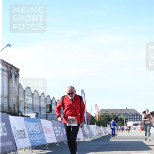 03.10.2025 - Köhlbrandbrückenlauf Jannik Wohlers http://msf.ph/oto/9130064 03.10.2025 13:45:59 Ziel 4572, 5327, 5375, 5376, 5860, 6029 meine-sportfotos.de