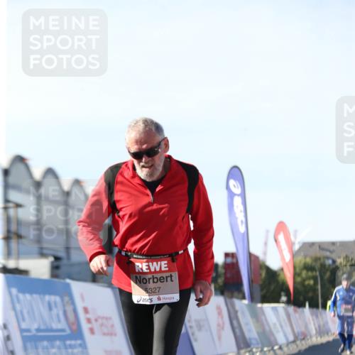 03.10.2025 - Köhlbrandbrückenlauf Jannik Wohlers http://msf.ph/oto/9130067 03.10.2025 13:46:00 Ziel 4572, 5327, 5375, 5376, 5860, 6029 meine-sportfotos.de