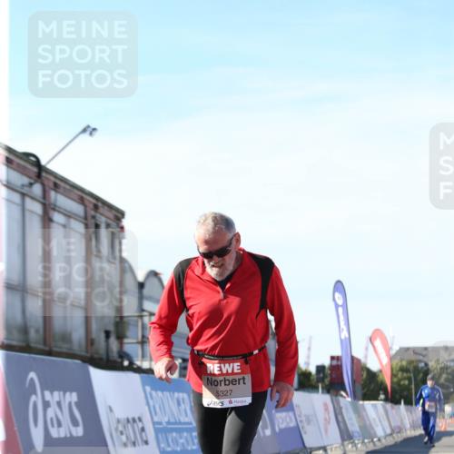 03.10.2025 - Köhlbrandbrückenlauf Jannik Wohlers http://msf.ph/oto/9130072 03.10.2025 13:46:00 Ziel 4572, 5327, 5375, 5376, 5860, 6029 meine-sportfotos.de