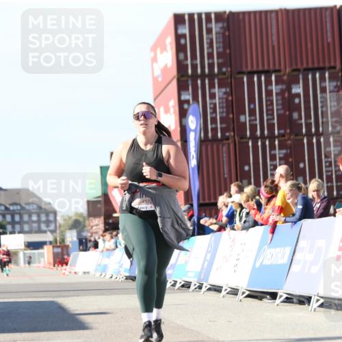03.10.2025 - Köhlbrandbrückenlauf Jannik Wohlers http://msf.ph/oto/9130088 03.10.2025 13:46:03 Ziel 4572, 5327, 5376 meine-sportfotos.de