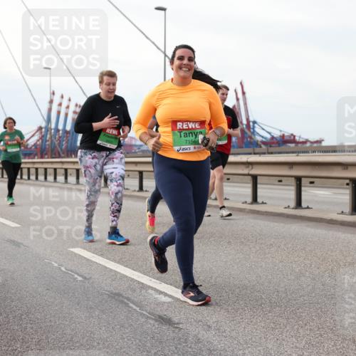 03.10.2025 - Köhlbrandbrückenlauf Lena Gebhardt http://msf.ph/oto/9130090 03.10.2025 16:05:10 Position 2 7156 meine-sportfotos.de