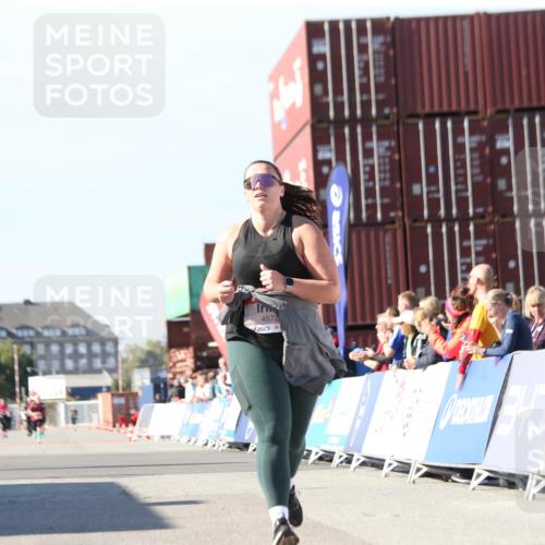 03.10.2025 - Köhlbrandbrückenlauf Jannik Wohlers http://msf.ph/oto/9130092 03.10.2025 13:46:03 Ziel 4572, 5327, 5376 meine-sportfotos.de