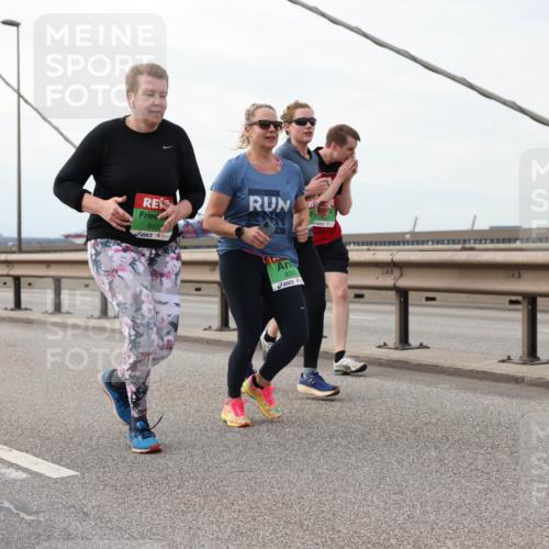 03.10.2025 - Köhlbrandbrückenlauf Lena Gebhardt http://msf.ph/oto/9130099 03.10.2025 16:05:11 Position 2 8429, 8301, 1111 meine-sportfotos.de