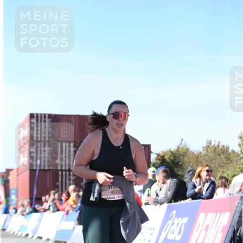 03.10.2025 - Köhlbrandbrückenlauf Jannik Wohlers http://msf.ph/oto/9130120 03.10.2025 13:46:05 Ziel 4572, 5327 meine-sportfotos.de