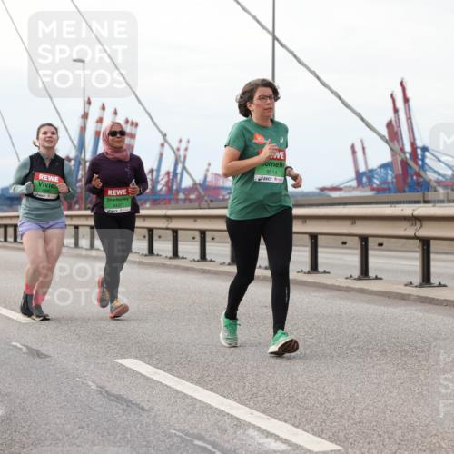 03.10.2025 - Köhlbrandbrückenlauf Lena Gebhardt http://msf.ph/oto/9130121 03.10.2025 16:05:13 Position 2 8437, 8514 meine-sportfotos.de