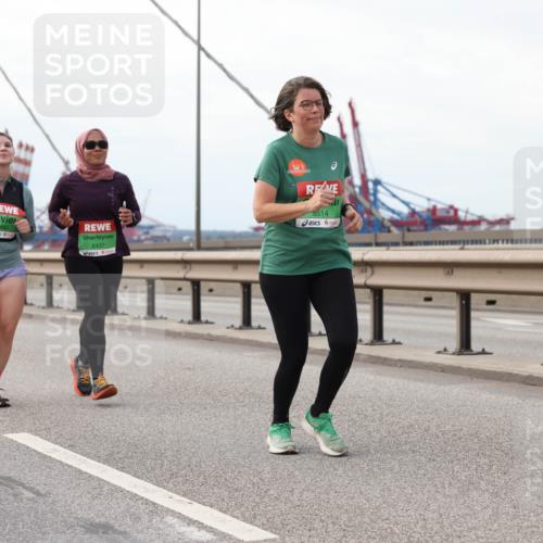 03.10.2025 - Köhlbrandbrückenlauf Lena Gebhardt http://msf.ph/oto/9130127 03.10.2025 16:05:14 Position 2 8840, 8437, 8514 meine-sportfotos.de