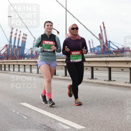 03.10.2025 - Köhlbrandbrückenlauf Lena Gebhardt http://msf.ph/oto/9130137 03.10.2025 16:05:15 Position 2 8840, 8437, 8514 meine-sportfotos.de