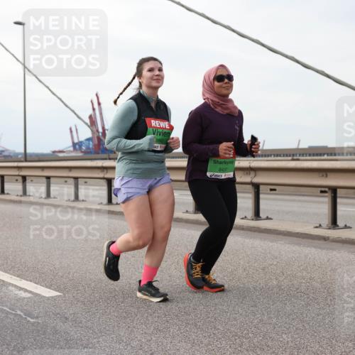 03.10.2025 - Köhlbrandbrückenlauf Lena Gebhardt http://msf.ph/oto/9130155 03.10.2025 16:05:16 Position 2 8840, 8437 meine-sportfotos.de