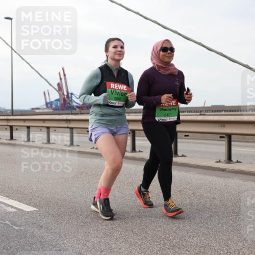 03.10.2025 - Köhlbrandbrückenlauf Lena Gebhardt http://msf.ph/oto/9130162 03.10.2025 16:05:16 Position 2 8840, 8437 meine-sportfotos.de