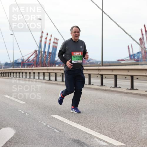 03.10.2025 - Köhlbrandbrückenlauf Lena Gebhardt http://msf.ph/oto/9130166 03.10.2025 16:05:18 Position 2 8341 meine-sportfotos.de