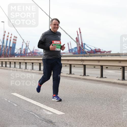 03.10.2025 - Köhlbrandbrückenlauf Lena Gebhardt http://msf.ph/oto/9130188 03.10.2025 16:05:18 Position 2 8341 meine-sportfotos.de