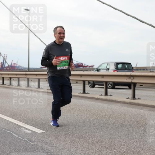 03.10.2025 - Köhlbrandbrückenlauf Lena Gebhardt http://msf.ph/oto/9130198 03.10.2025 16:05:19 Position 2 8341 meine-sportfotos.de