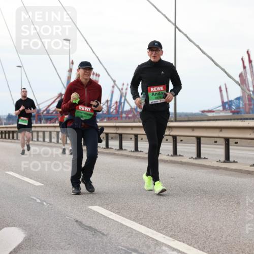 03.10.2025 - Köhlbrandbrückenlauf Lena Gebhardt http://msf.ph/oto/9130220 03.10.2025 16:05:31 Position 2 8877, 8876 meine-sportfotos.de