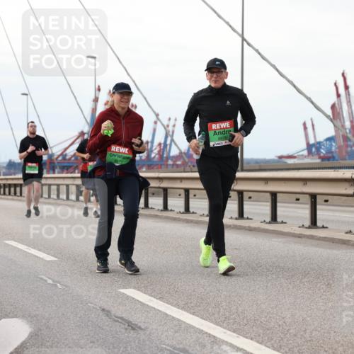 03.10.2025 - Köhlbrandbrückenlauf Lena Gebhardt http://msf.ph/oto/9130224 03.10.2025 16:05:31 Position 2 8877, 8876 meine-sportfotos.de