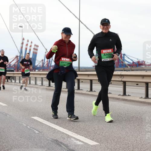03.10.2025 - Köhlbrandbrückenlauf Lena Gebhardt http://msf.ph/oto/9130226 03.10.2025 16:05:32 Position 2 8877, 8876 meine-sportfotos.de