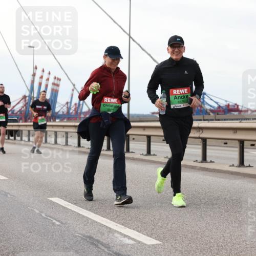 03.10.2025 - Köhlbrandbrückenlauf Lena Gebhardt http://msf.ph/oto/9130230 03.10.2025 16:05:32 Position 2 8877, 8876 meine-sportfotos.de