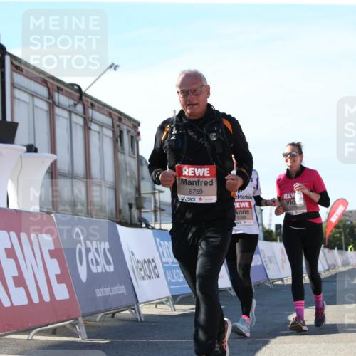 03.10.2025 - Köhlbrandbrückenlauf Jannik Wohlers http://msf.ph/oto/9130276 03.10.2025 13:46:49 Ziel 5275, 5372, 5388, 5759 meine-sportfotos.de