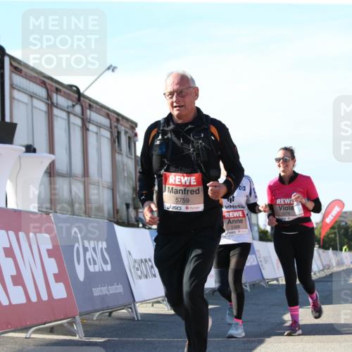 03.10.2025 - Köhlbrandbrückenlauf Jannik Wohlers http://msf.ph/oto/9130280 03.10.2025 13:46:49 Ziel 5275, 5372, 5388, 5759 meine-sportfotos.de