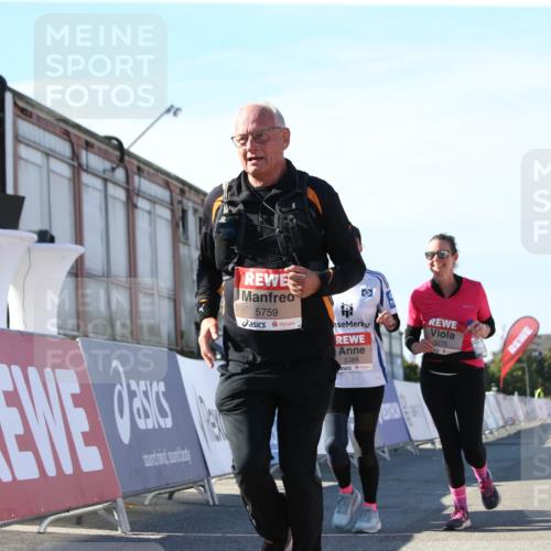 03.10.2025 - Köhlbrandbrückenlauf Jannik Wohlers http://msf.ph/oto/9130284 03.10.2025 13:46:49 Ziel 5275, 5372, 5388, 5759 meine-sportfotos.de