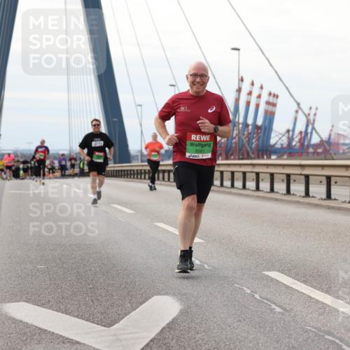 03.10.2025 - Köhlbrandbrückenlauf Lena Gebhardt http://msf.ph/oto/9130360 03.10.2025 16:05:52 Position 2 8561 meine-sportfotos.de