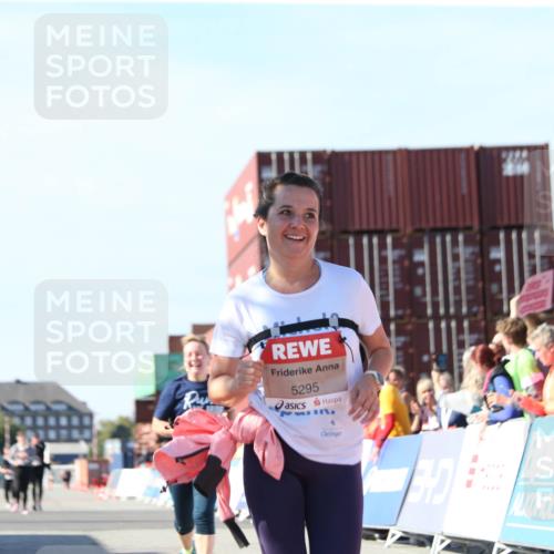 03.10.2025 - Köhlbrandbrückenlauf Jannik Wohlers http://msf.ph/oto/9130370 03.10.2025 13:46:57 Ziel 5275, 5295, 5372, 5388, 5759, 6558 meine-sportfotos.de