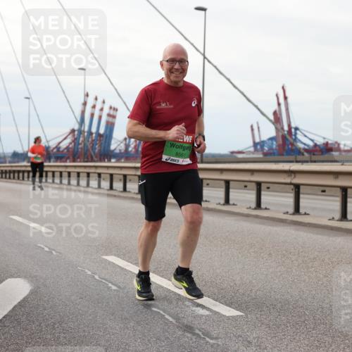 03.10.2025 - Köhlbrandbrückenlauf Lena Gebhardt http://msf.ph/oto/9130371 03.10.2025 16:05:53 Position 2 8561 meine-sportfotos.de