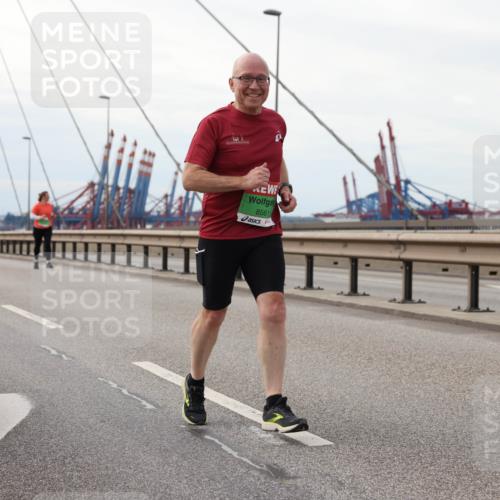 03.10.2025 - Köhlbrandbrückenlauf Lena Gebhardt http://msf.ph/oto/9130378 03.10.2025 16:05:53 Position 2 8561 meine-sportfotos.de
